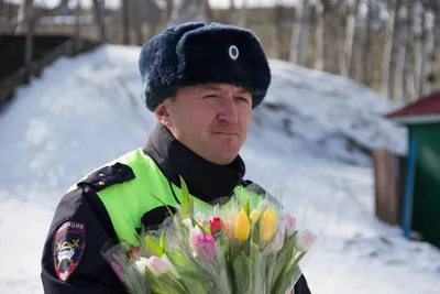 🌷 Инспекторы ГИБДД поздравляют автоледи с праздником | Наш Челябинск | Дзен