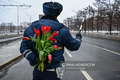 Сотрудники ГИБДД поздравляют автоледи с наступающим праздником 8 марта |  РИА Новости Медиабанк