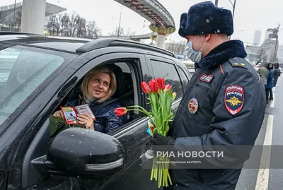 В Железногорске госавтоинспекторы поздравили автоледи с праздником |   | Железногорск - БезФормата