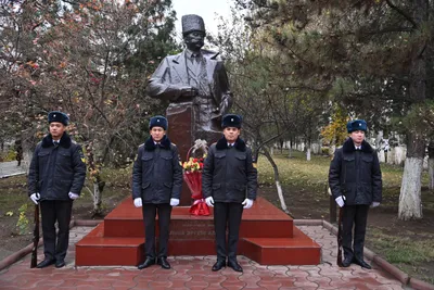 Белый - всегда предатель. Вначале, будучи военнослужащим под присягой, он  предаёт царя. Потом зовёт иностранную интервенцию, чтобы свернуть красных,  несмотря на возможный ущерб для страны. Потом, получив по морде,  возвращается вместе с