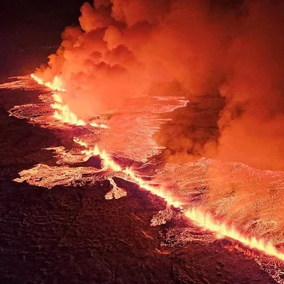 Появились кадры с угрожающими сжечь город реками лавы в Исландии | Климат и  экология