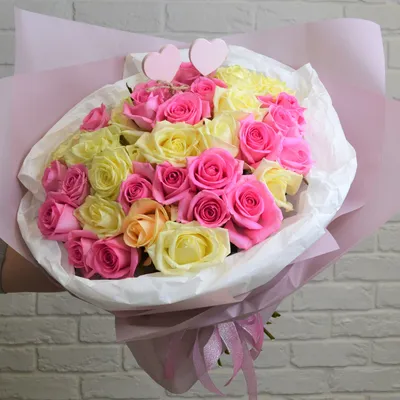 Композиция в ящичке сердечком с цветами и конфетами – Цвет`ок – дорогая  цветочная лавка