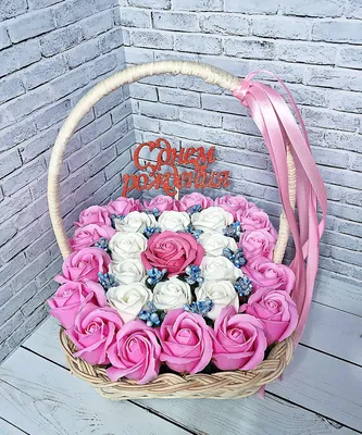 Открытка Софии на День рождения с розами в корзинке