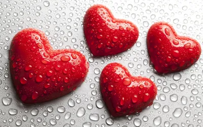 Красивая открытка на тему любви с сердечками из мармелада - Скачайте на  