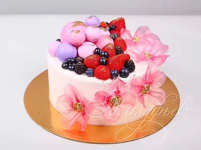 Торт с шарами ягодами и рисовыми цветами 2004523 стоимостью 6 650 рублей -  торты на заказ ПРЕМИУМ-класса от КП «Алтуфьево»