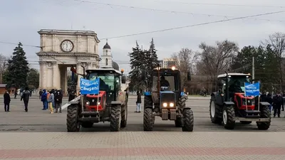 В Кишиневе фермеры заблокировали движение тракторами - РИА Новости,  