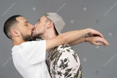 Фото Крупный план пары молодых кавказских мужчин, страстно обнимающихся и  целующихся