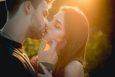Целующаяся пара портрет крупным планом красивый страстный сексуальный  поцелуй пары | Премиум Фото