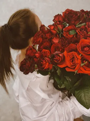 Девушка с цветами. | Розовые приглашения, Красные розы, Чёрные девушки