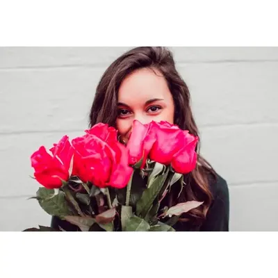 Девушка с розовым букетом: орхидея, пионовидная роза, фактурная эустома по  цене 10405 ₽ - купить в RoseMarkt с доставкой по Санкт-Петербургу