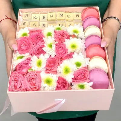Коробка с цветами и макарунами Любимой бабушке – купить с доставкой в Москве