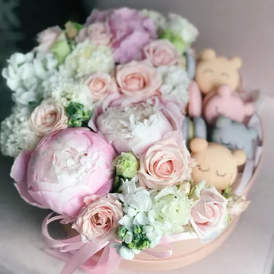 Коробка с цветами и макаронс Мишки | Магазин цветов Мальва