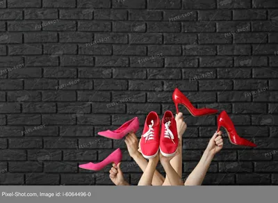 6 новогодних образов с красными туфлями