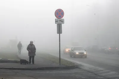 Красноярск накрыло густым туманом. Жители делятся снимками в соцсетях