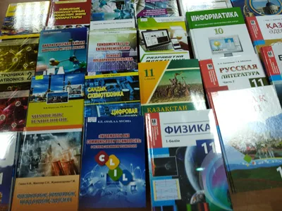 Студент с учебниками на столе, крупным планом. Учиться усердно :: Стоковая  фотография :: Pixel-Shot Studio