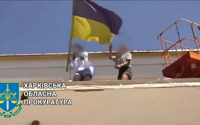 Интерьер стильной гостиной с висящим украинским флагом, креслом и столом ::  Стоковая фотография :: Pixel-Shot Studio