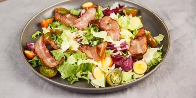 Салат с вяленой уткой и перепелиными яйцами — рецепт от ВкусВилл