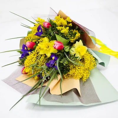 Весенний букет с типичными весенними цветами, тюльпаном и ирисом. |  Kvě
