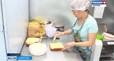 Новогодний подарочный набор с "живым" венком и вкусностями