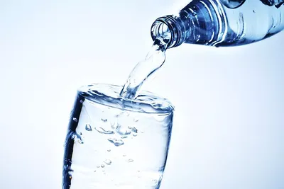 Почему пластиковая бутылка с водой не лопается при замерзании? | Вокруг  Света