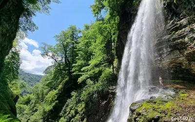 тропа с водопадом в осенних тонах, осень, долина, время года фон картинки и  Фото для бесплатной загрузки