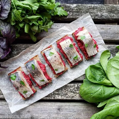 4 рецепта салатов с беконом и помидорами - рецепты блюд с фото на Вкусном  Блоге.