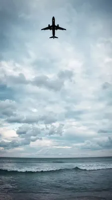 Летящий самолет в небе - 51 фото