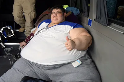 Самый толстый человек в мире сорвался и снова набрал 100 кг из-за  расставания
