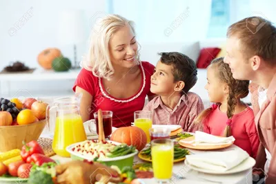 счастливая семья за столом - Поиск в Google | Family dinner, Healthy  families, Food allergies