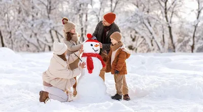 Семья С Детьми В Снегу Зимой. Фотография, картинки, изображения и  сток-фотография без роялти. Image 12784296