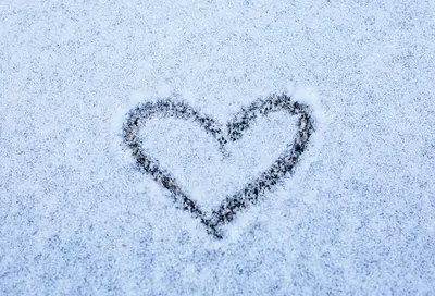 Бесплатные Сердце на снегу стоковые фотографии | FreeImages