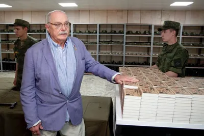 Мой отец воюет рядом с тобой". Никита Михалков передал участникам СВО  сборники военных стихов своего отца - Российская газета