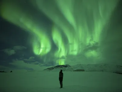 Северное сияние раскинулось зеленым заревом над Назией - фото