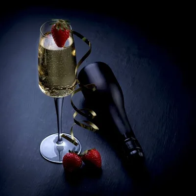 бокал шампанского с клубникой, бокал, 2 бокаламшампанского с клубникой,  фужеры, клубника шампанское, Ресторан на свадьбу Москва