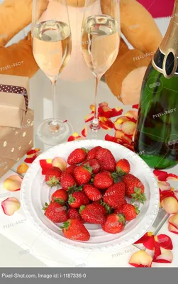 Романтический натюрморт с шампанским, клубникой и лепестками роз крупным  планом :: Стоковая фотография :: Pixel-Shot Studio