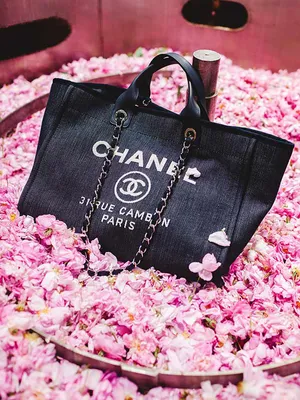 Цветы повсюду или новая коллекция Chanel 🤍 Выпуск осень -зима 23-24 самое  ожидаемое событие для всех почитателей бренда Что из… | Instagram