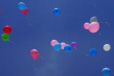 Скачать обои небо, облака, шары, разноцветные, шарики разрешение 1280x800  #119579