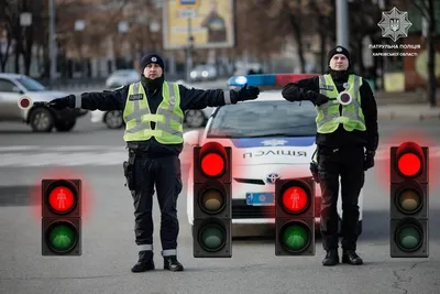 Сигналы регулировщика и их значение — памятка для украинских водителей и  пешеходов от патрульной полиции [фото и