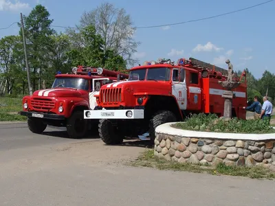 Пожарные машины города Валдая и "полуторка" из Новгорода.