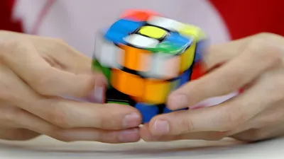 Парень с аутизмом побил рекорд скорости сборки кубика Рубика - Техно