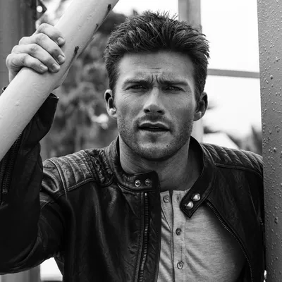 Скачать обои портрет, куртка, актер, черно-белое, фотосессия, Скотт Иствуд, Scott Eastwood, The Gentlemans Journal, раздел мужчины в разрешении 1024x1024