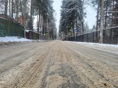 Снег кружится и сверкает