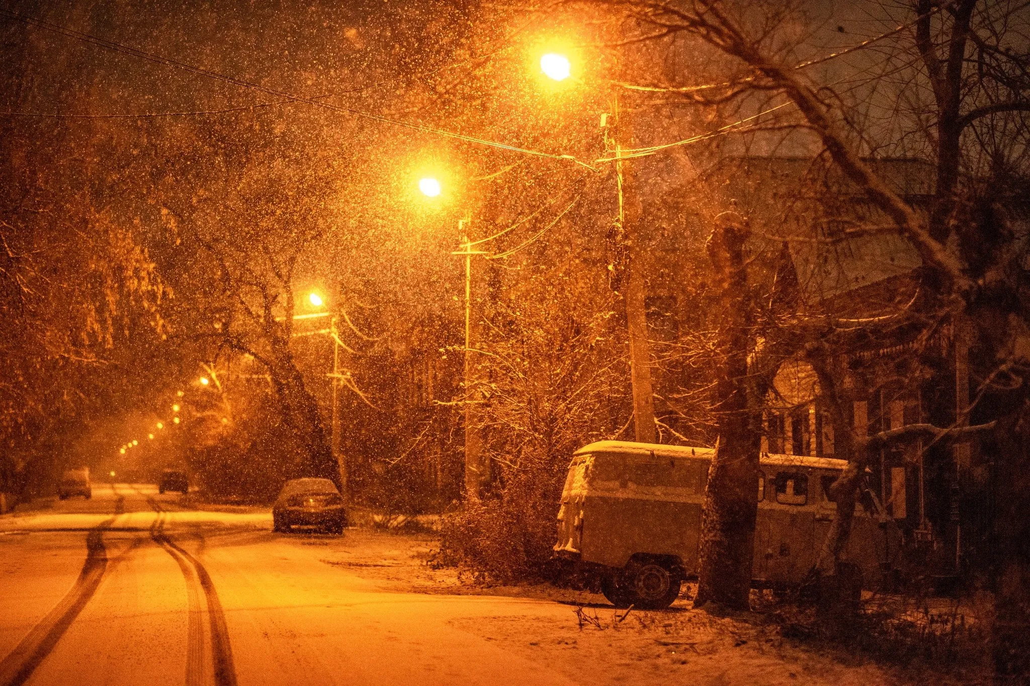 Почему ночью снег. Ночной снег. Снег ночью фото. Ночной Томск снег. Ночной Томск первый снег фото.