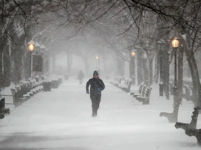 На США обрушилась снежная буря: самые впечатляющие фото последствий стихии  - 