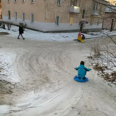 Дети в Купелинке вылетали с самодельной снежной горки прямо на дорогу