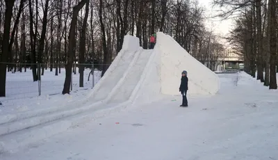 Южносахалинцев просят не кататься с горки за площадью Славы. Сахалин.Инфо