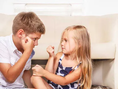 Что делать, если брат бьет сестру: советы психолога