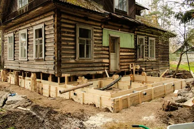 Фотография Старые деревянные дома с деревянным забором | Фотобанк  ГеоФото/GeoPhoto | GetImages Group