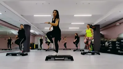 Степ-аэробика в Москве: фитнес со степом для похудения в сети клубов Spirit  Fitness