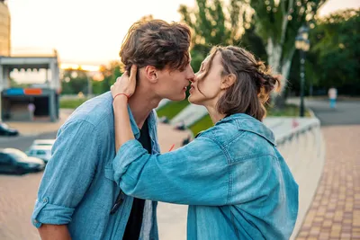 15 интересных фактов о поцелуях Гормоны радости эндорфины, окситоцин,  тестостерон Французкий поцелуй и 34 мышци Страстные, глубокие поцелуи  поднимают артериальное давление